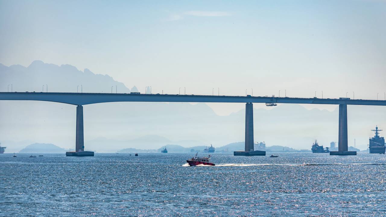 Com 13 quilômetros de extensão sobre o mar, a megaponte brasileira que possui pilares cravados a dezenas de metros no fundo do oceano e balança com o vento para não quebrar