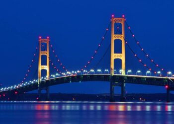 Custando 100 milhões de dólares na década de 50, a estrutura de 8 km liga as penínsulas de Michigan suportando ventos de até 240 km/h