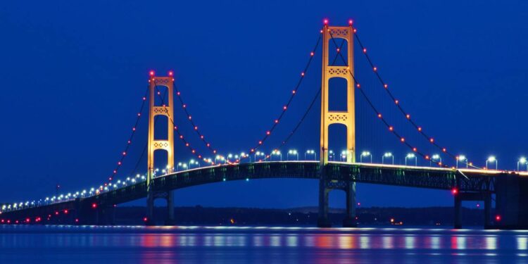 Com 8 km de comprimento total sobre a água, a estrutura é uma das pontes suspensas mais longas do mundo e um ícone da engenharia americana