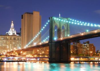 Com suas icônicas torres de 84m e mais de 1.8 km de extensão, a estrutura virou o maior símbolo de Nova York e um marco da engenharia do século XIX