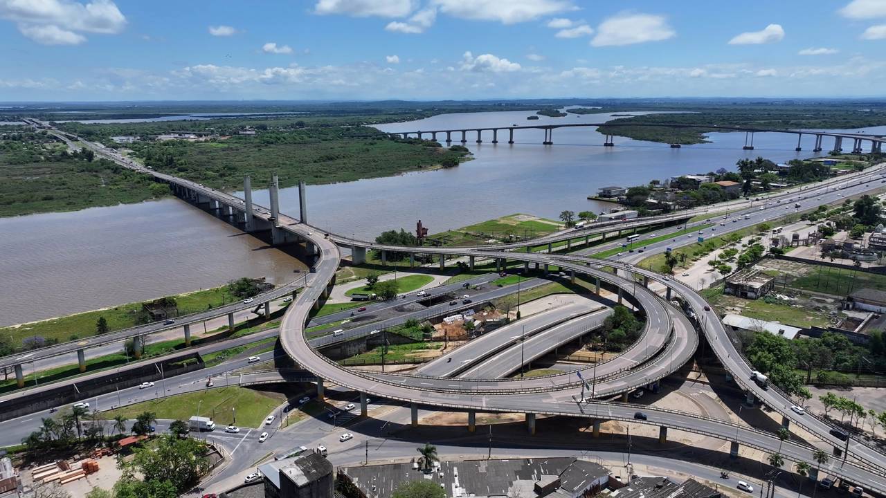 Com um vão móvel que se ergue para a passagem de navios, a estrutura virou um ícone de Porto Alegre e da engenharia rodoviária nacional