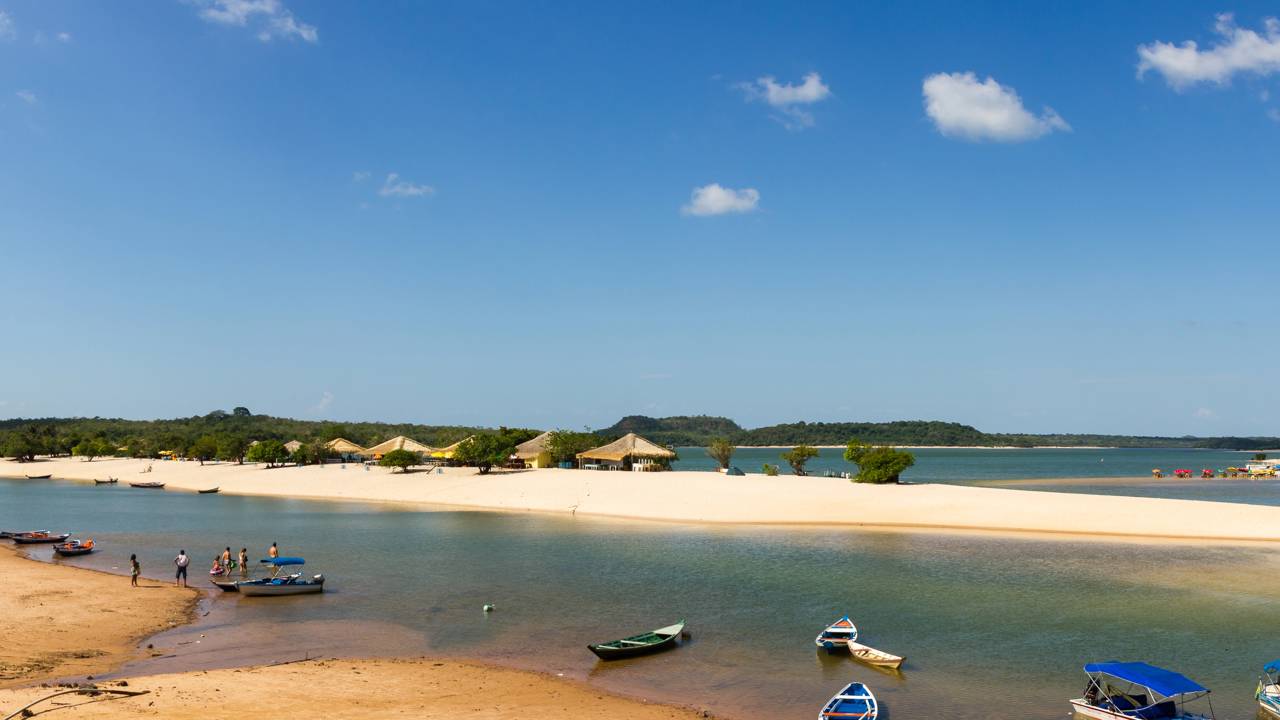 Cidade fundada em 1661, uma das mais antigas da Amazônia, é um polo portuário vital no Pará