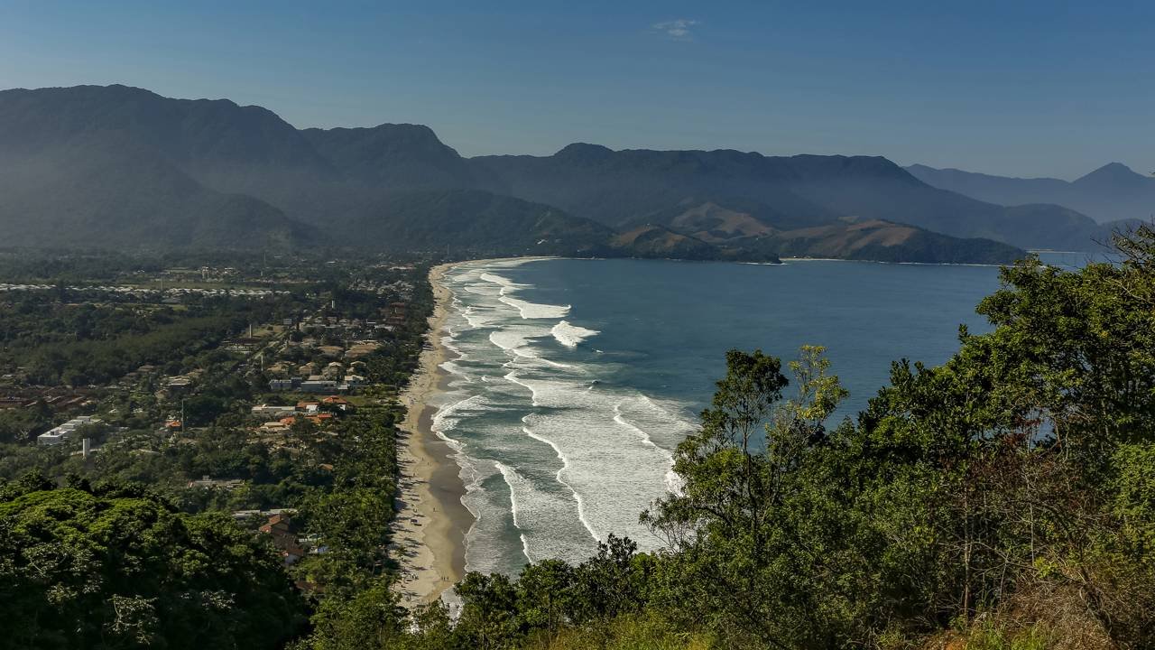 Cidade ideal para jovens e surfistas que buscam as praias mais badaladas e com as melhores ondas de SP