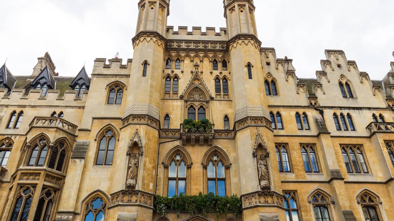 Com sua fachada neogótica e interior imponente, a estrutura virou a sede da Suprema Corte e o coração da justiça no Reino Unido