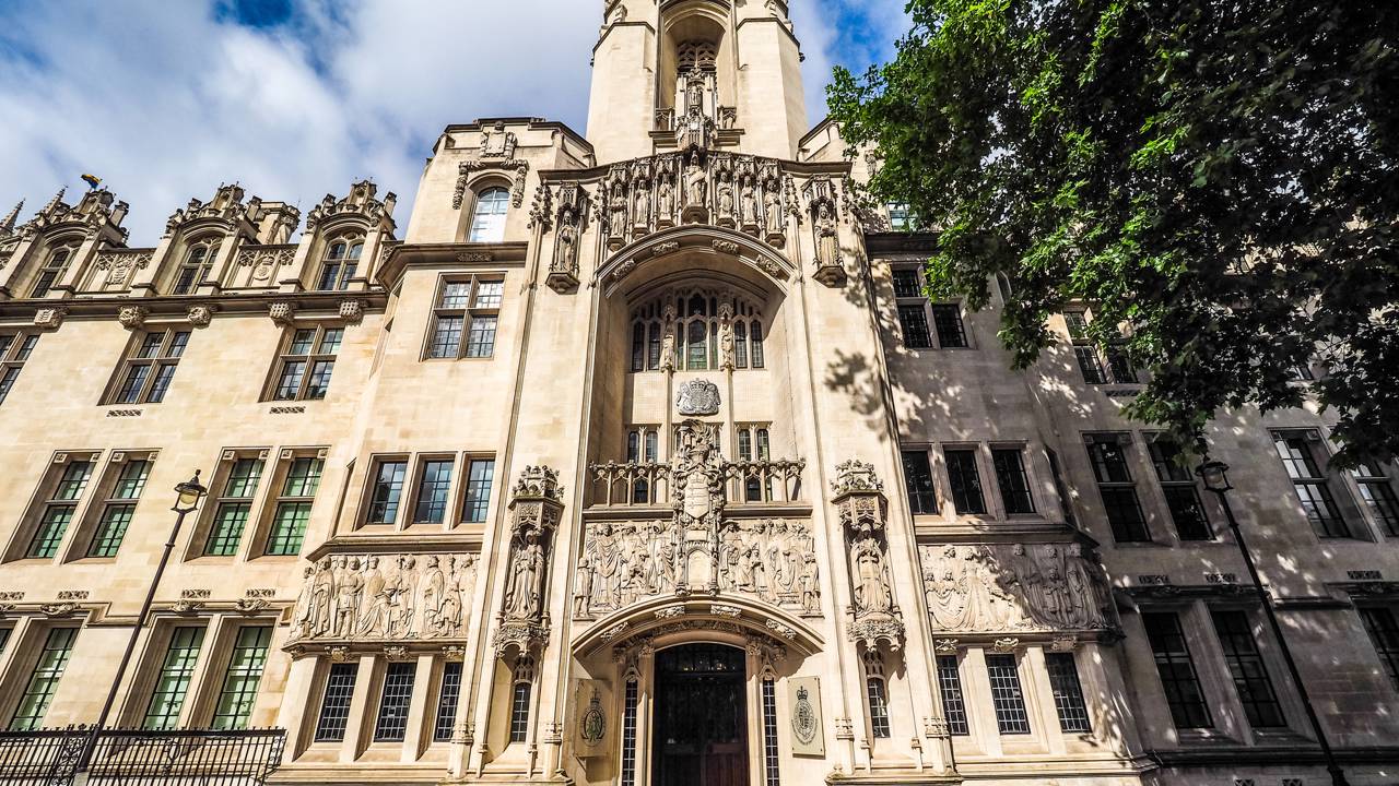 Com sua fachada neogótica e interior imponente, a estrutura virou a sede da Suprema Corte e o coração da justiça no Reino Unido