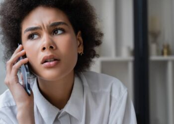 O golpe do falso sequestro do filho na escola está usando áudios de choro para desesperar os pais