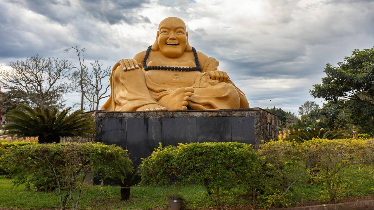 Com 120 estátuas e vista para a Ponte da Amizade, a estrutura se tornou o maior templo budista da América Latina em Foz do Iguaçu