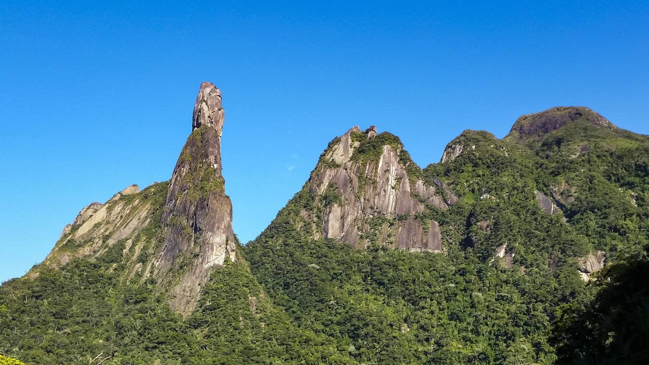 Cidade da Serra do RJ, situada a 871 metros de altitude, tem vista para o pico Dedo de Deus