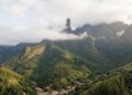 Cidade da Serra do RJ, situada a 871 metros de altitude, tem vista para o pico Dedo de Deus