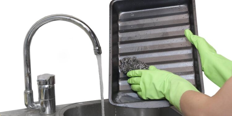 Limpar uma assadeira do forno encardida costuma virar uma batalha perdida na cozinha - Créditos: depositphotos.com / vedmed85autor