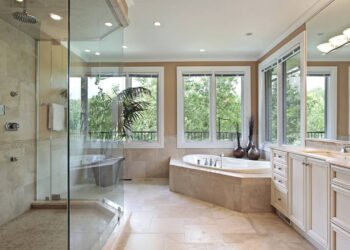 Em vez de quebrar tudo, o caminho mais inteligente é atacar o que mais “envelhece” o visual, focando em cores, metais e iluminação para reformar o banheiro sem bagunça - Créditos: depositphotos.com / lmphot