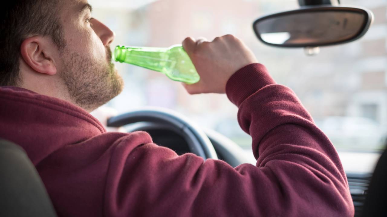 Essa atitude de alguns motoristas pode gerar multa de quase R$ 3 mil na Lei Seca