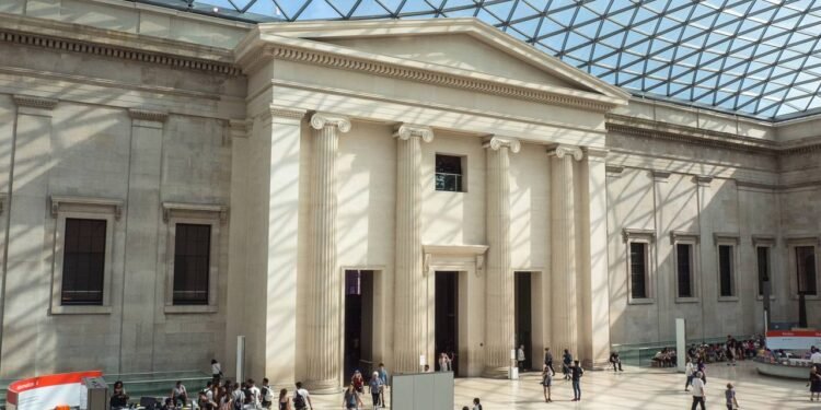 Com 3.312 painéis de vidro e 2 acres de área, o pátio coberto por Norman Foster virou a maior praça pública protegida de toda a Europa em Londres