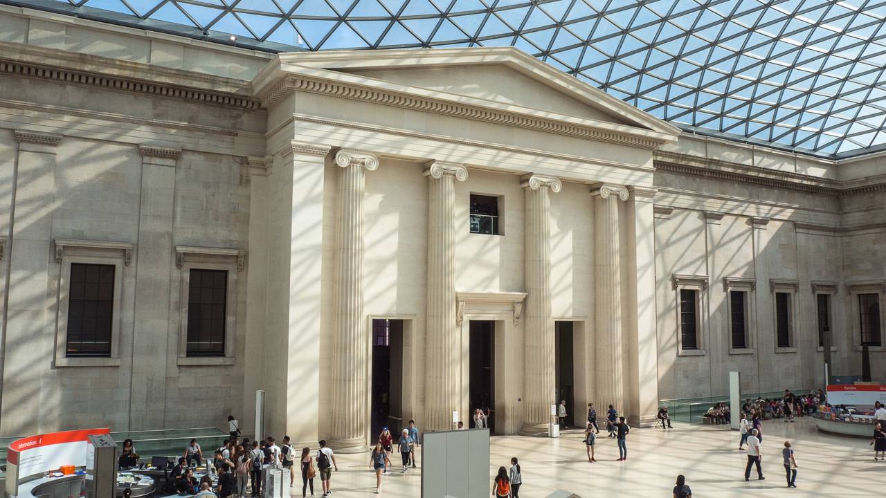 Com 3.312 painéis de vidro e 2 acres de área, o pátio coberto por Norman Foster virou a maior praça pública protegida de toda a Europa em Londres