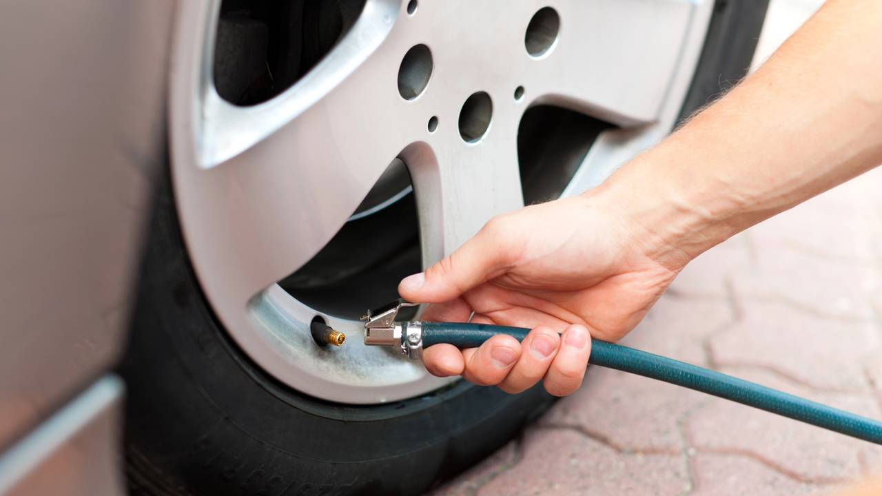 Pouca gente sabe, mas calibrar os pneus do carro errado prejudica a segurança