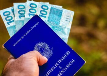 A notícia de um possível salário mínimo de R$ 2.111 gerou euforia, mas é fundamental entender quem realmente tem direito a esse valor - Créditos: depositphotos.com / rafapress