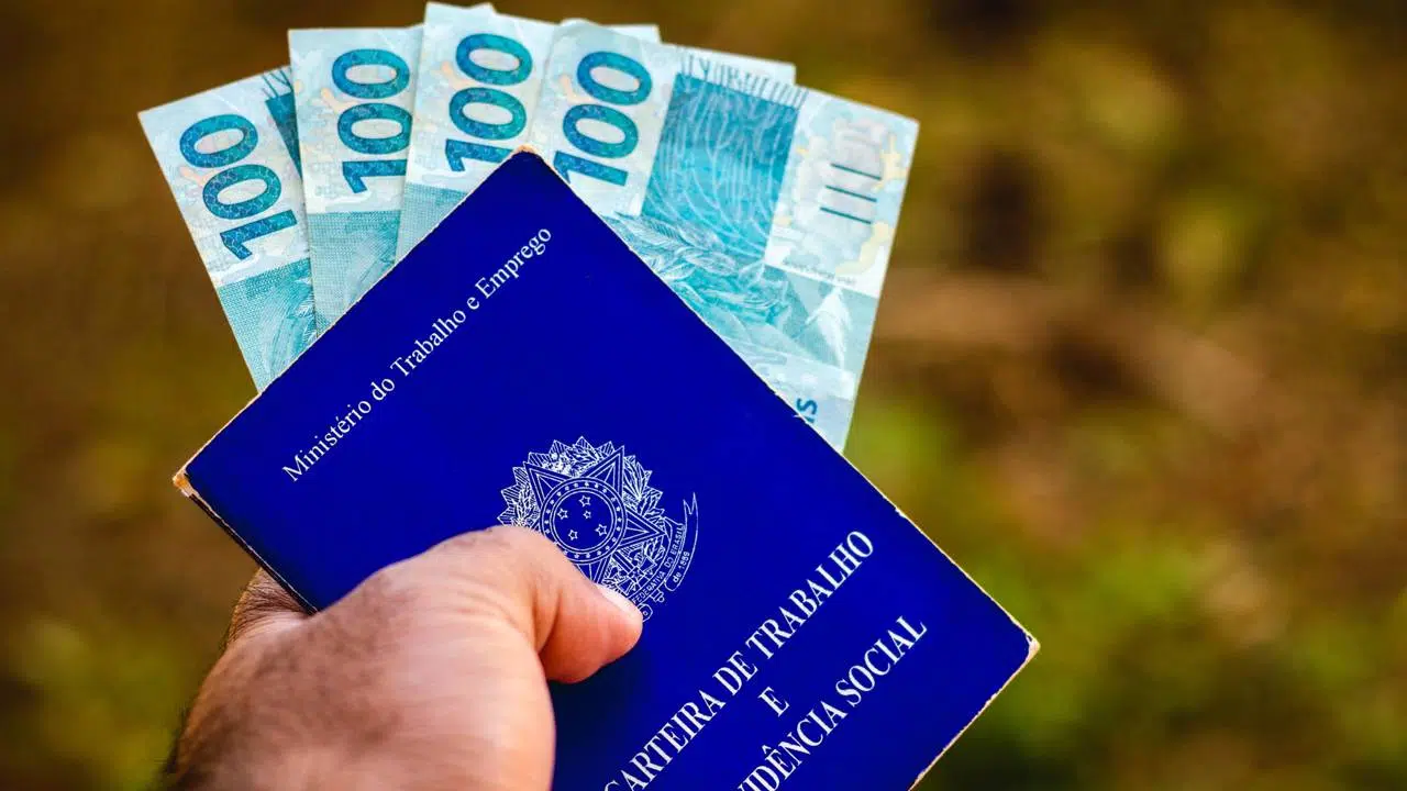 Salário mínimo de R$ 2.111? Entenda a proposta que anima trabalhadores