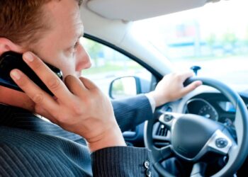 A lei do uso do celular ao volante define multas e pontos na CNH