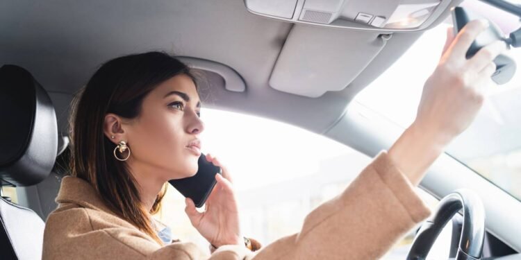 A lei do uso do celular ao volante vai muito além de atender ligações enquanto dirige - Créditos: depositphotos.com / IgorVetushko