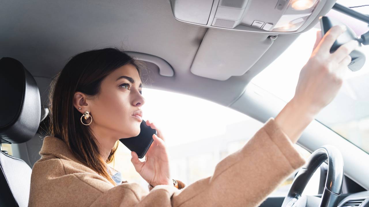 A lei do uso do celular ao volante define multas e pontos na CNH