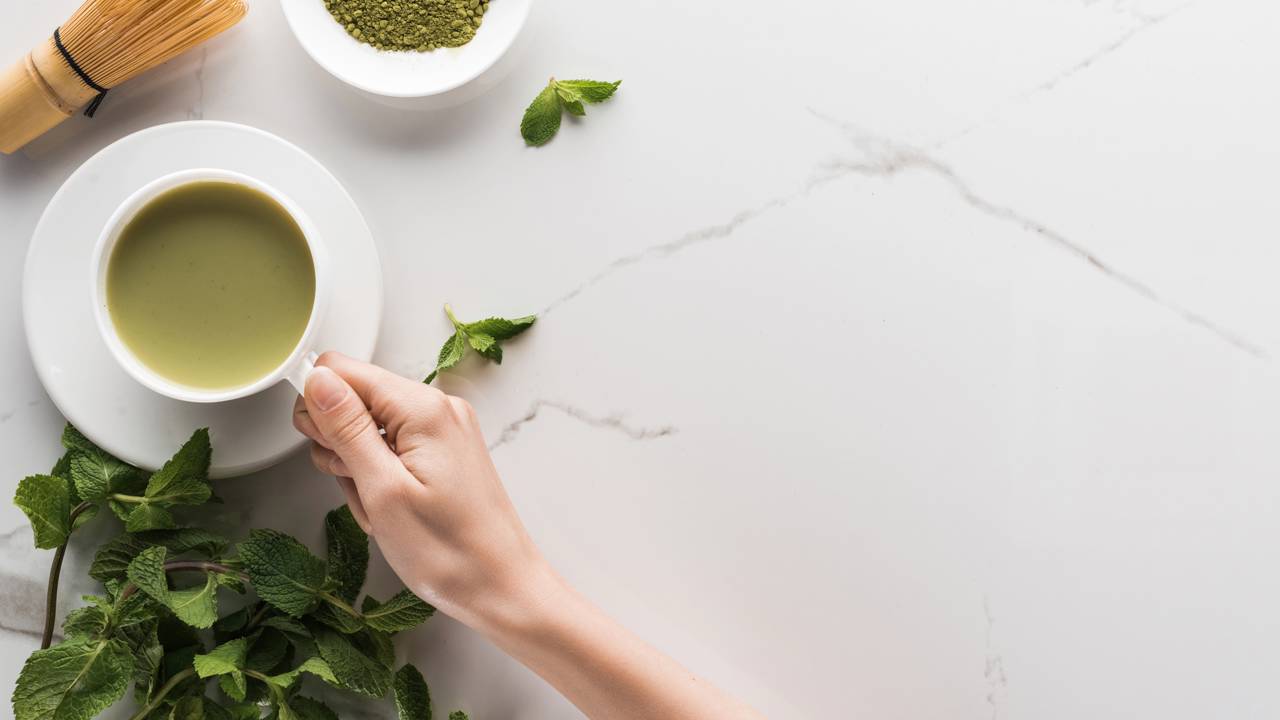 Chá natural associado à melhora da circulação sanguínea e alívio da sensação de pernas pesadas