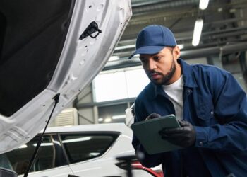 Não espere quebrar, o checklist de manutenção para carros híbridos que todo dono precisa ter