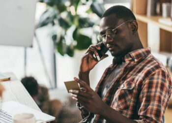 Golpes com ofertas falsas e perfis clonados estão se espalhando nas redes (Créditos: depositphotos.com / ArturVerkhovetskiy)