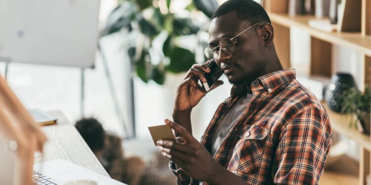 Golpes com ofertas falsas e perfis clonados estão se espalhando nas redes (Créditos: depositphotos.com / ArturVerkhovetskiy)