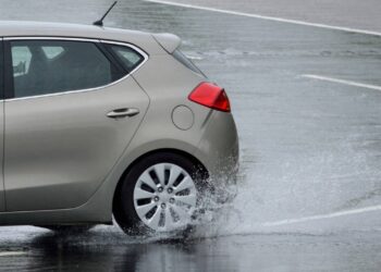 Os 5 erros mais comuns ao dirigir o seu carro que vão te custar caro