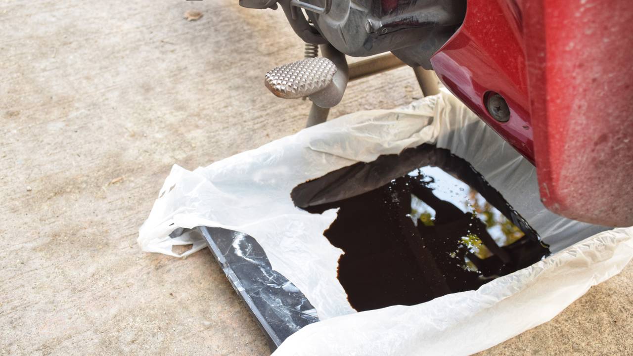 Como trocar óleo e filtro do carro em casa sem complicação