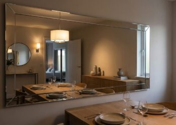 Como posicionar espelhos para valorizar a iluminação natural e dar profundidade à sua casa