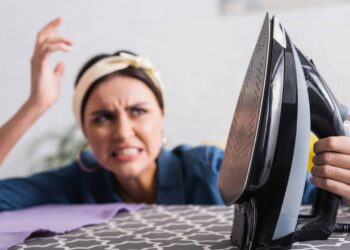 Muitos culpam o chuveiro, mas o ferro de passar é um vilão silencioso na conta de luz - Créditos: depositphotos.com / HayDmitriy