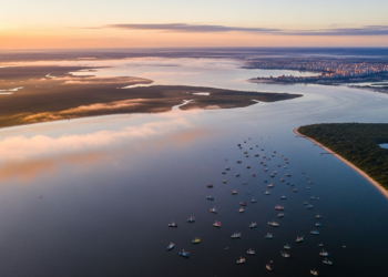 Localizada no sul, com 265 km de comprimento, essa é a maior lagoa de todo território brasileiro