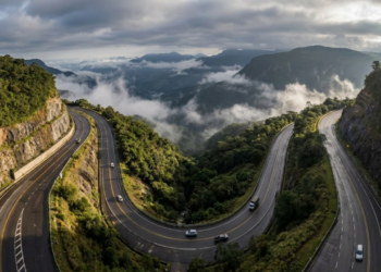 Do nível do mar a 1.200 metros de altitude: a estrada com curvas abertas e subida de 13 km, aposta em viadutos que "voam" sobre a mata para encurtar a viagem em 100 km