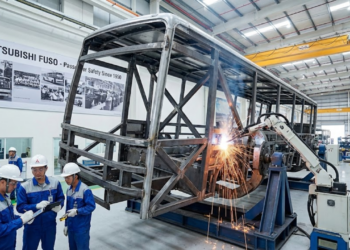 A gaiola que vem de toneladas de aço: veja como a Mitsubishi cria ônibus soldando uma estrutura capaz de rolar em abismos sem amassar e protege passageiros desde 1950
