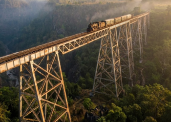 Vertigem a 250 metros de altura: o trem que precisa "rastejar" a 10 km/h para não colapsar o viaduto de 689 metros de comprimento e 125 anos