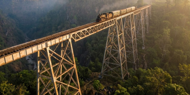 Vertigem a 250 metros de altura: o trem que precisa "rastejar" a 10 km/h para não colapsar o viaduto de 689 metros de comprimento e 125 anos