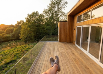 Casa compacta feita com quatro contêineres marítimos e terraço funcional de 43 m²