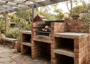 Churrasqueira rústica feita com tijolos e cimento simples para área externa funcional e charmosa
