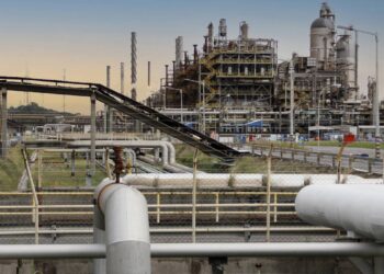 O atraso em processos burocráticos faz com que empresas e indústrias acumulem custos com pessoal, instalações e tecnologia ociosos (Foto: depositphotos.com / joasouza )