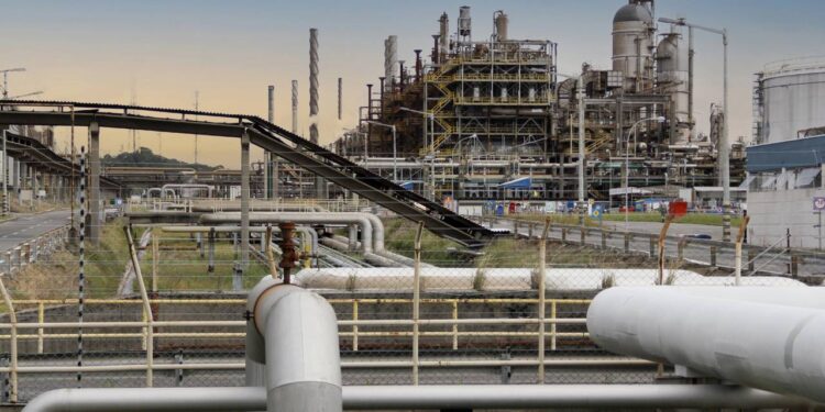 O atraso em processos burocráticos faz com que empresas e indústrias acumulem custos com pessoal, instalações e tecnologia ociosos (Foto: depositphotos.com / joasouza )