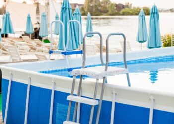 Se a ideia é aliviar as altas temperaturas sem encarar uma reforma, a piscina inflável no quintal surge como a solução mais inteligente - Créditos: depositphotos.com / Kryzhov