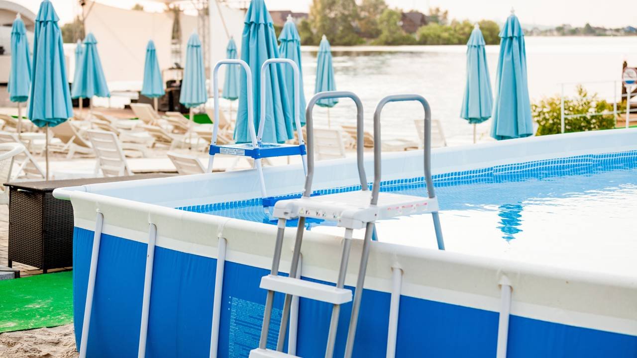 Adeus calor: saiba quanto custa montar uma piscina inflável no quintal