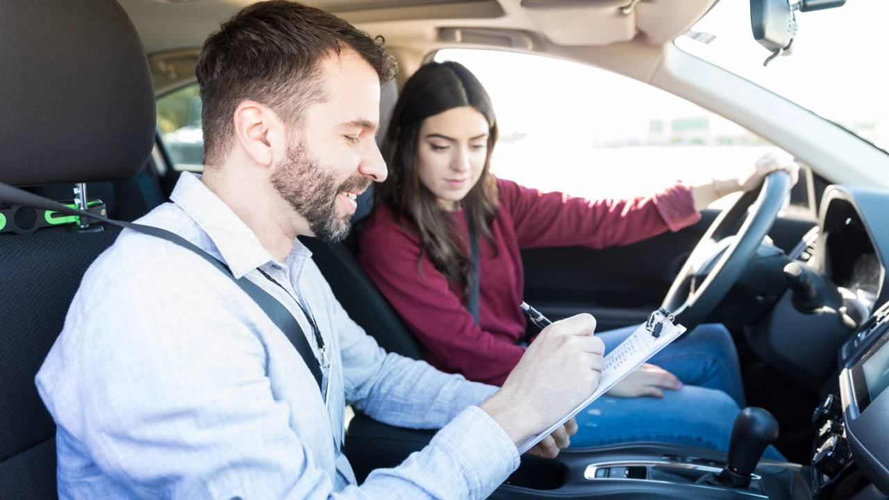 Nova CNH terá curso gratuito e só 2 horas de aula prática obrigatória a partir de 2026