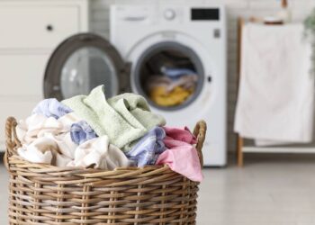 Muita gente acredita que quanto custa lavar roupa em casa é uma conta simples, mas nem sempre é - Créditos: depositphotos.com / serezniy