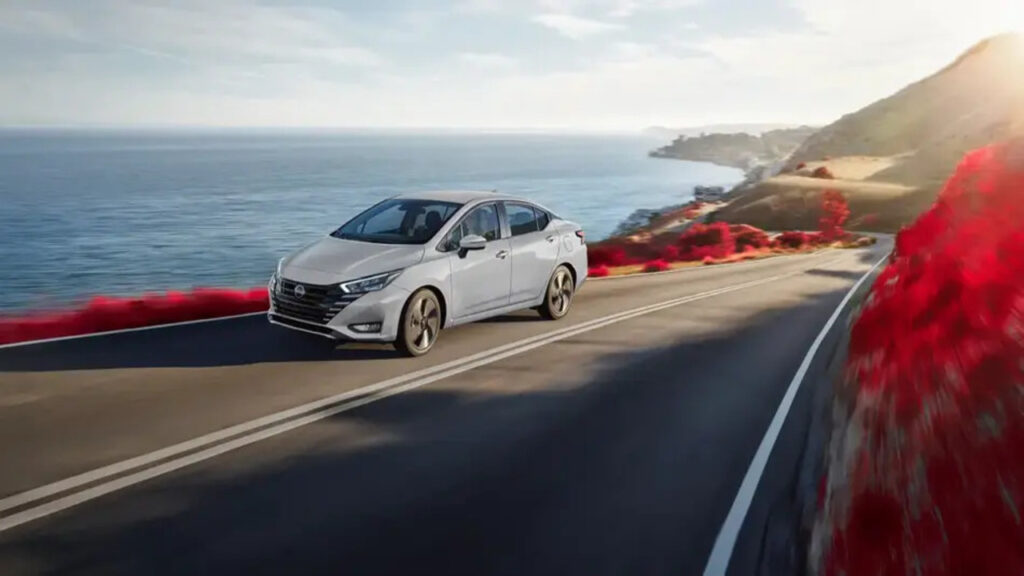 O sedã da Nissan 0 km tem cambio CVT, faz até 15 km/l