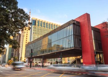 Com seu icônico vão livre de 74 metros e quatro pilares vermelhos, a estrutura virou um marco da arquitetura moderna e um símbolo da Avenida Paulista