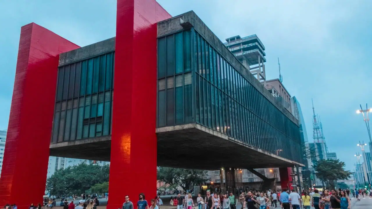 Com um vão livre de 74 metros e pilares vermelhos de concreto, o museu de 1968 tornou-se o maior ícone da arquitetura brutalista na capital paulista