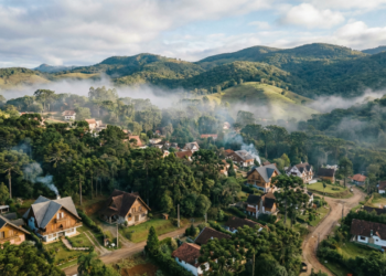 Esse vilarejo situado a 1.555 metros de altitude, tem o clima mais europeu entre os destinos de serra do Brasil