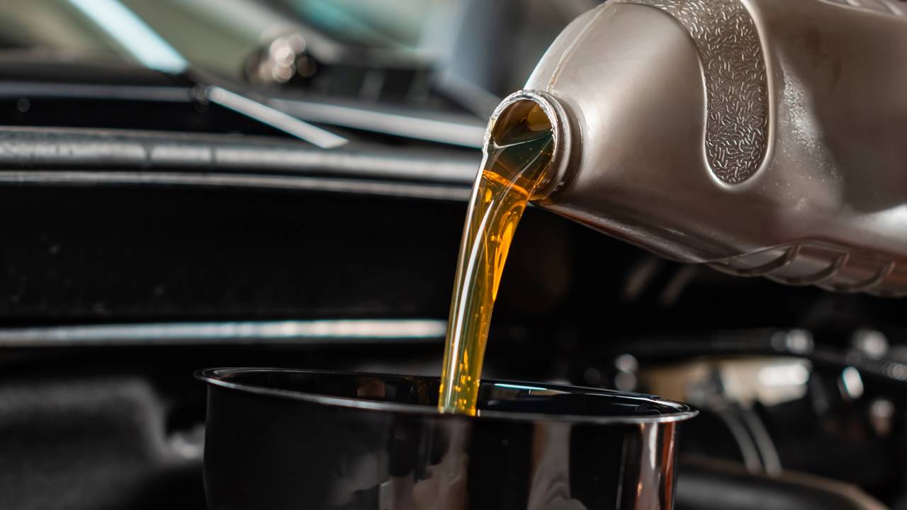 Como trocar óleo e filtro do carro em casa sem complicação